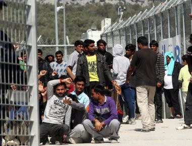 Επεισόδια από μετανάστες στη Μόρια- Τουλάχιστον 5 αστυνομικοί τραυματίες (φωτό,βίντεο)